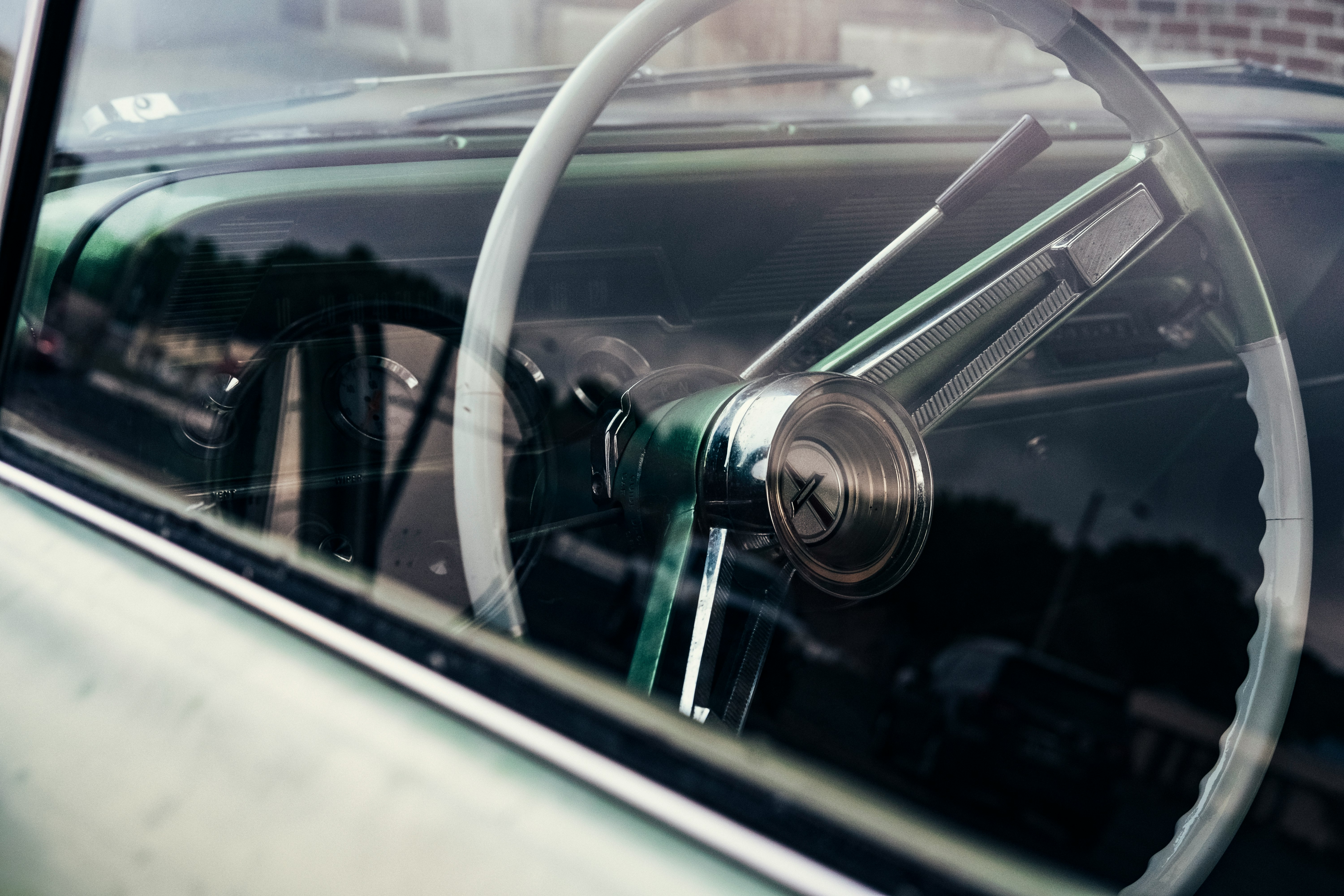 black car steering wheel during daytime